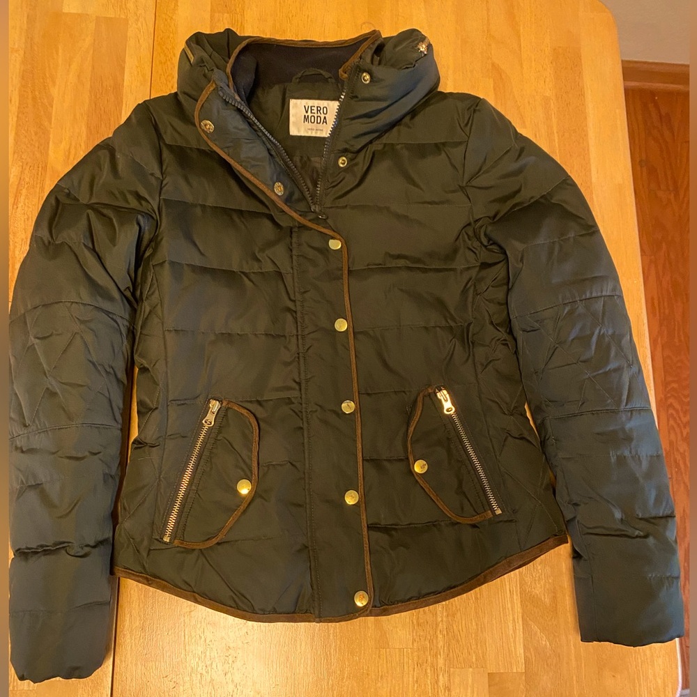 Super flattering + very warm, fitted, down feather jacket with optional hood!
